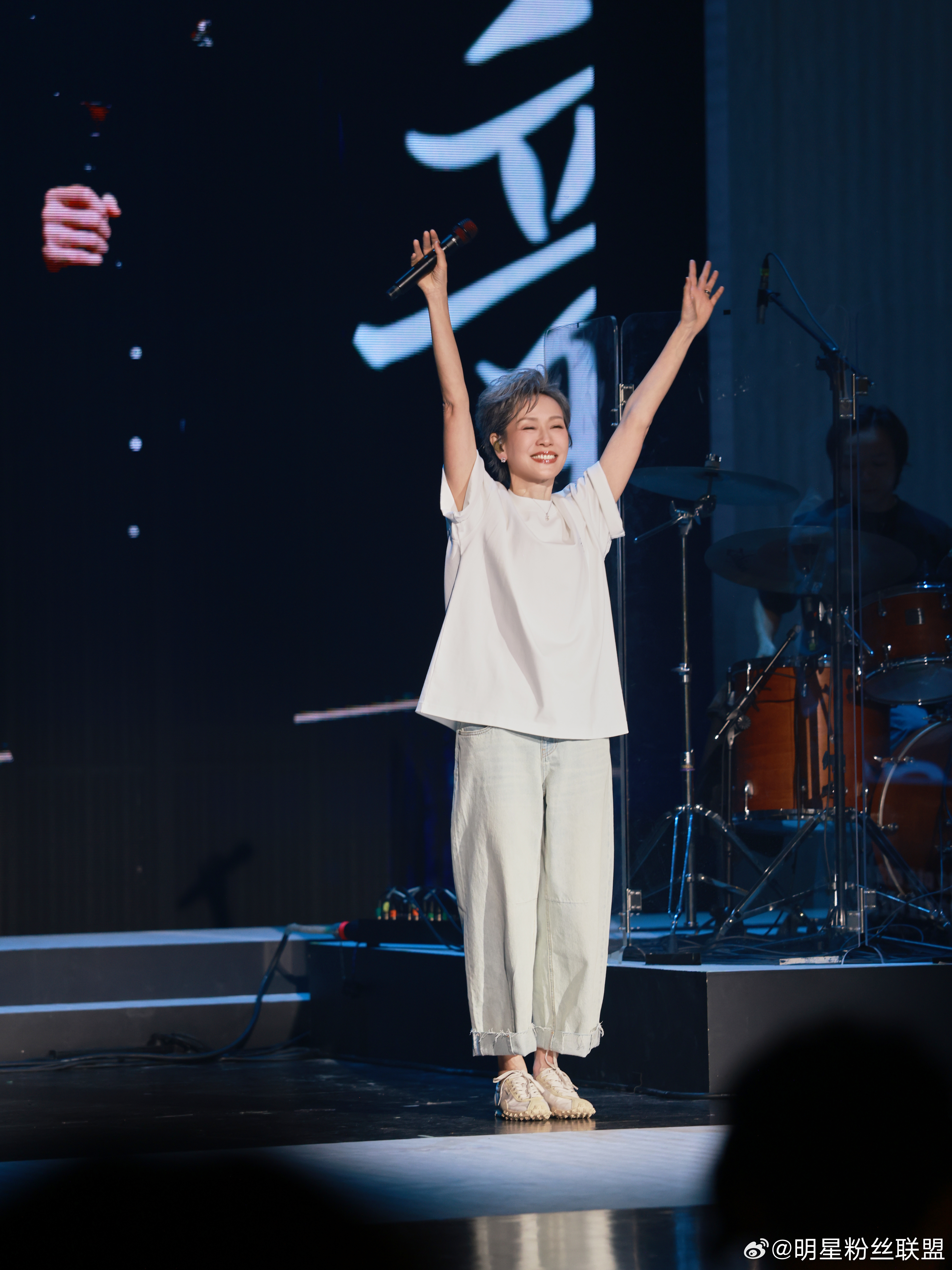 首张实体专辑先行曲《慢游记》首唱会现场版释出。63岁最松弛的新人，将这首歌送给所