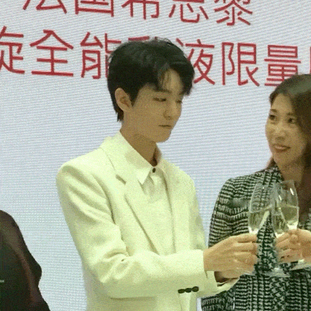 这操作有点敷衍了吧？会不会不太尊重人……[允悲][允悲][允悲]王俊凯隔空喝香槟