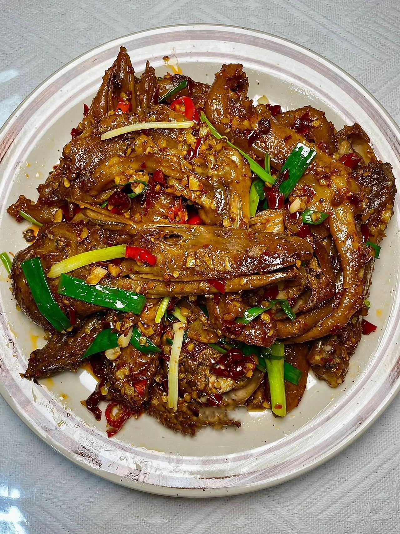 麻辣鸭货！越啃越香！宵夜必备！
夏天的快乐怎么能少的了鸭货呢？这玩意真的越啃越上