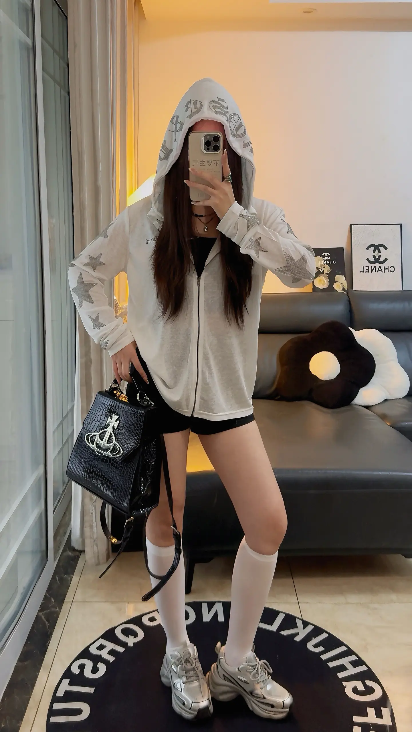 暑假出游穿这件 莱赛尔天丝罩衫防晒又凉快。