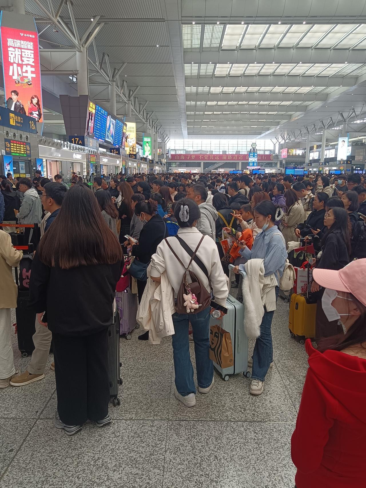 车站人山人海，比春节还忙！今天回老家祭祖，我想说几句心里话

刚到车站，我愣住了