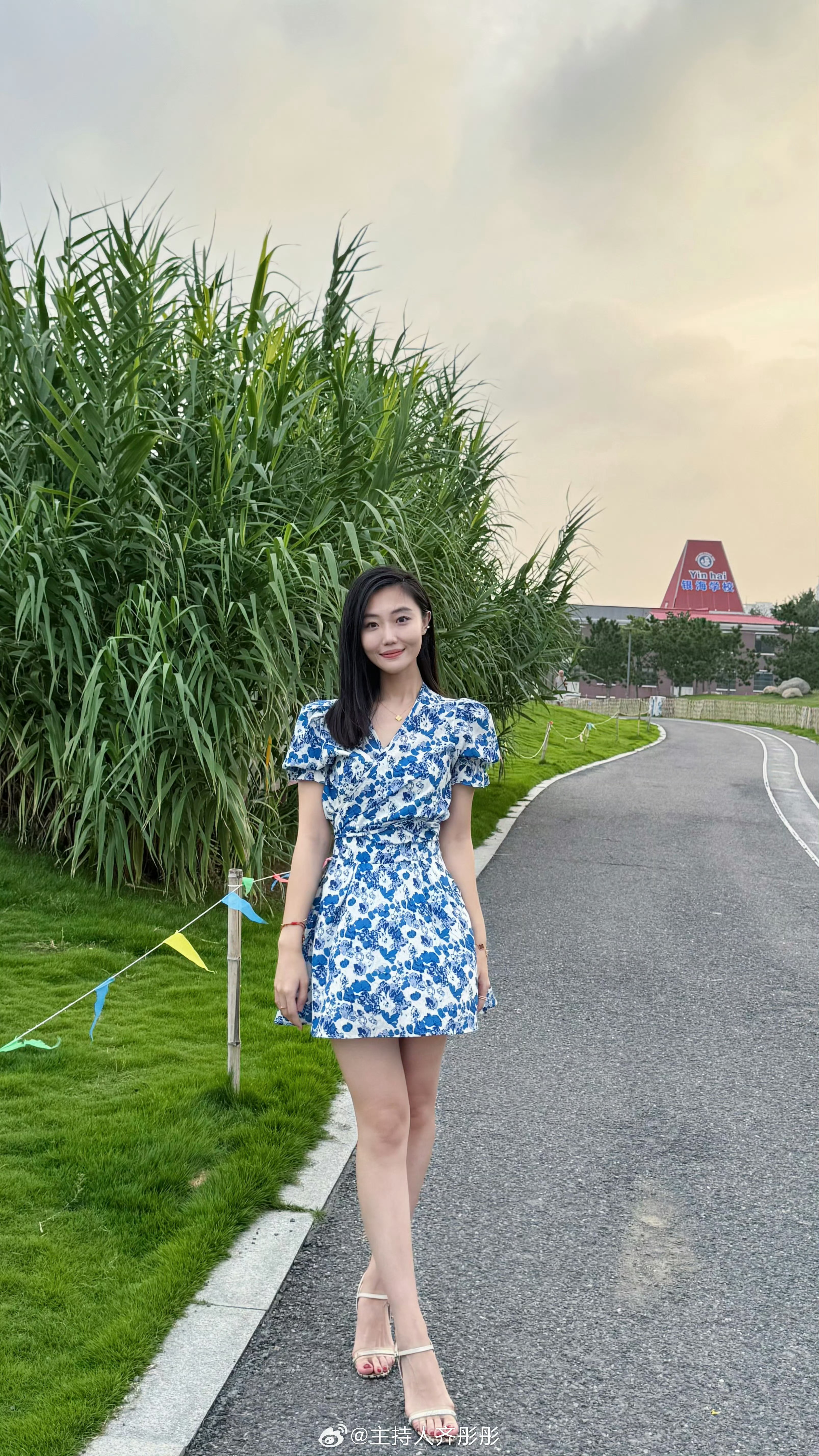 齐彤彤 💙 主持人秋天户外拍了拍美照 ​​​