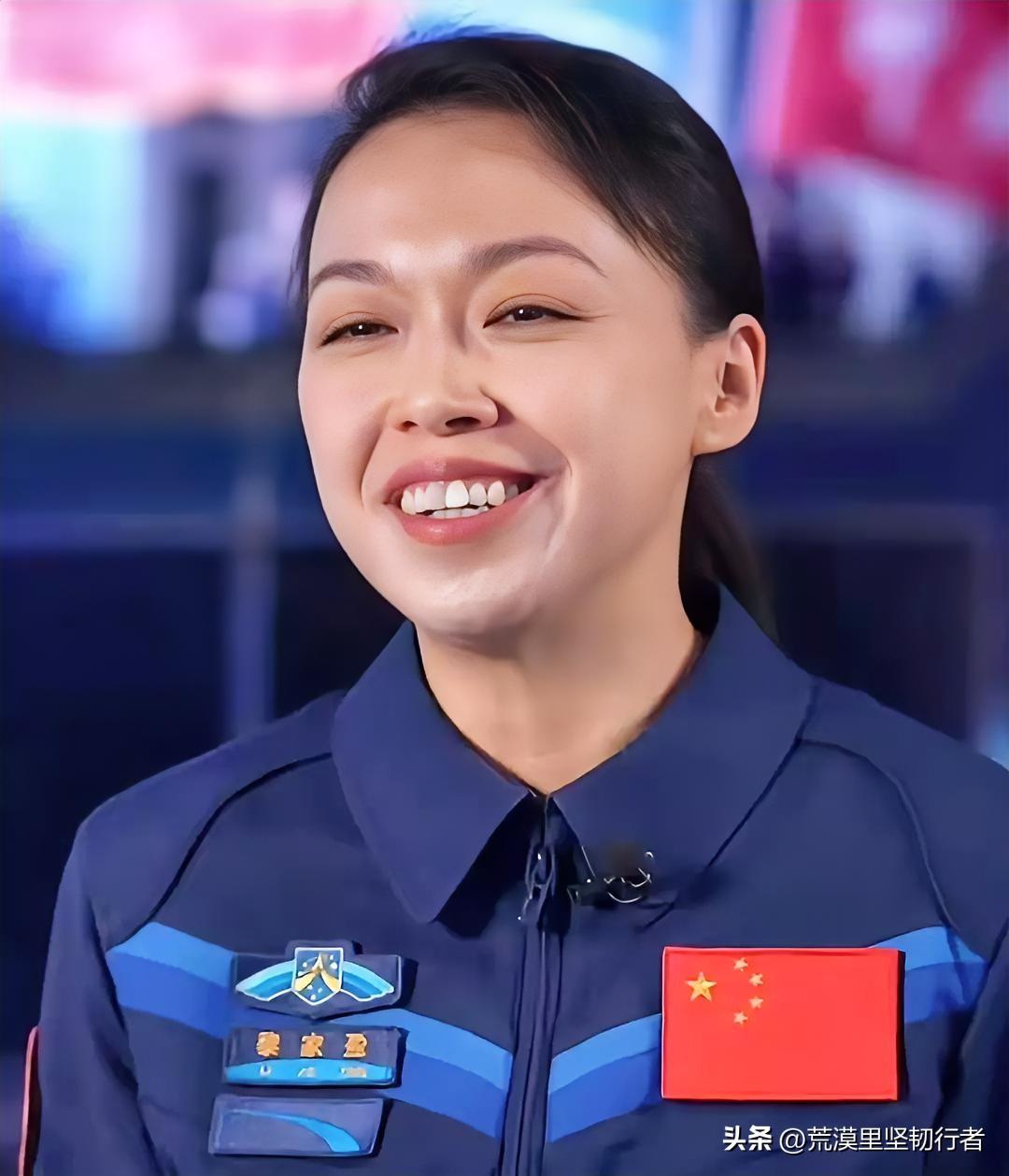 这几天看了黎家盈在酒泉记者会上的表现，有个细节特别戳中我——不是她说的话有多漂亮