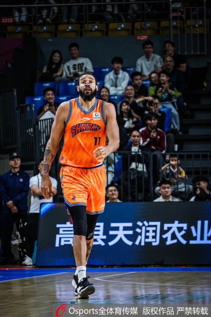 攻防一体！麦基20分钟6中6拿17分6板4帽 罚球7中5