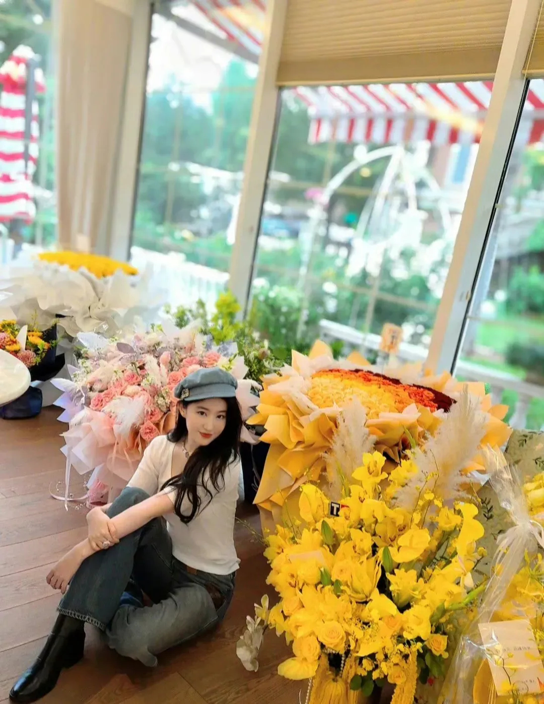 #刘亦菲37岁庆生照#刘亦菲晒生日照了，又是被鲜花💐包围的新一岁！这模样水灵灵
