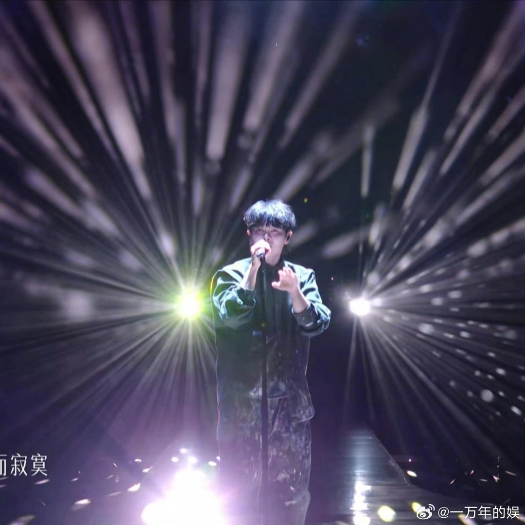 尤长靖男海妖歌手直播 褪去录音棚的修饰，尤长靖直播现场依旧稳如泰山，一开口满是缱
