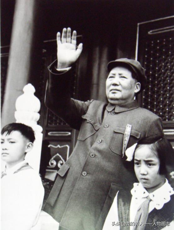 1953年5月1日毛主席在北京庆祝五一节大会上