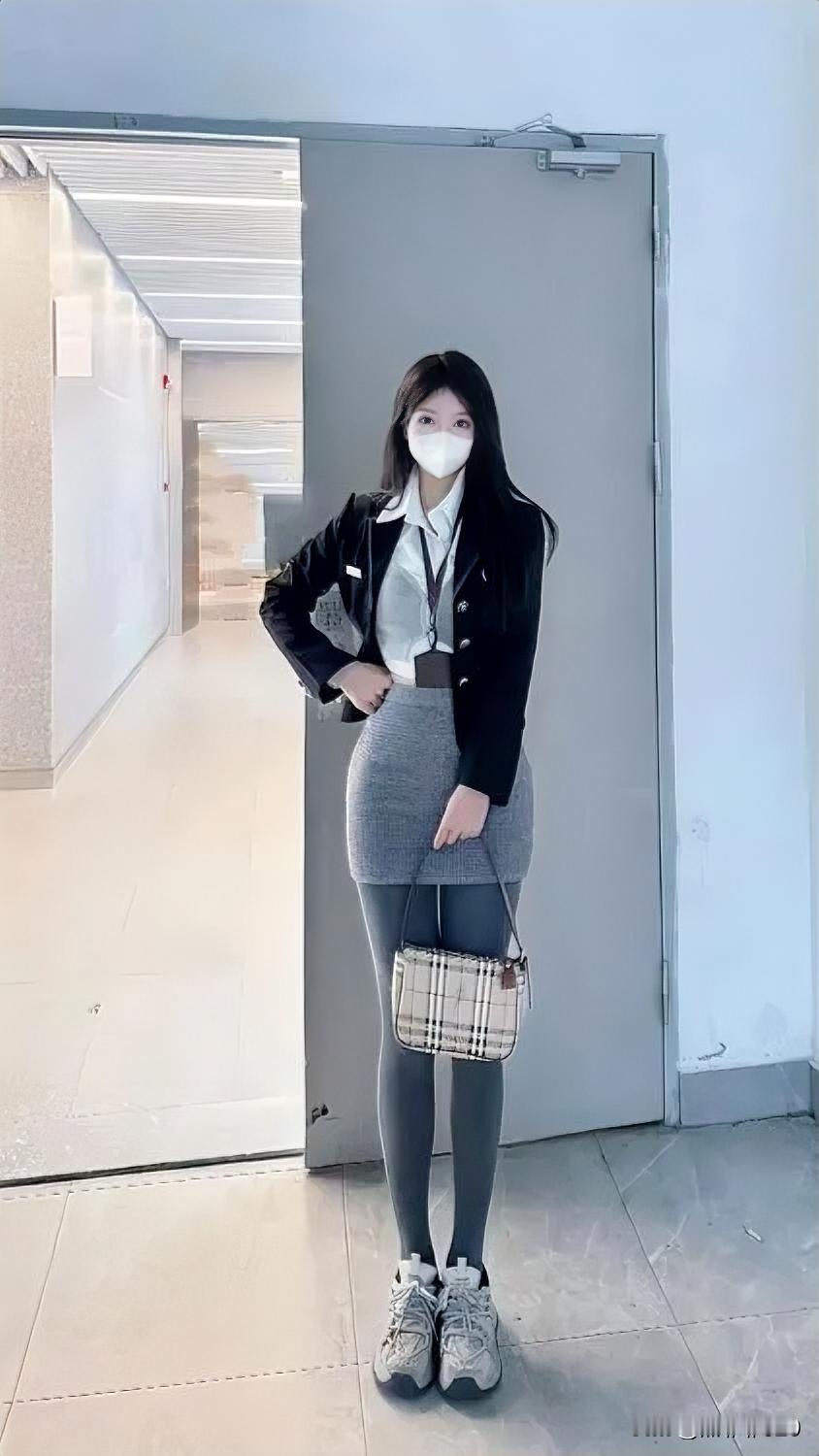 大年初八，开工大吉✨

起床一看窗外，好家伙，雨神也来上班了☔️
地铁车厢秒变人