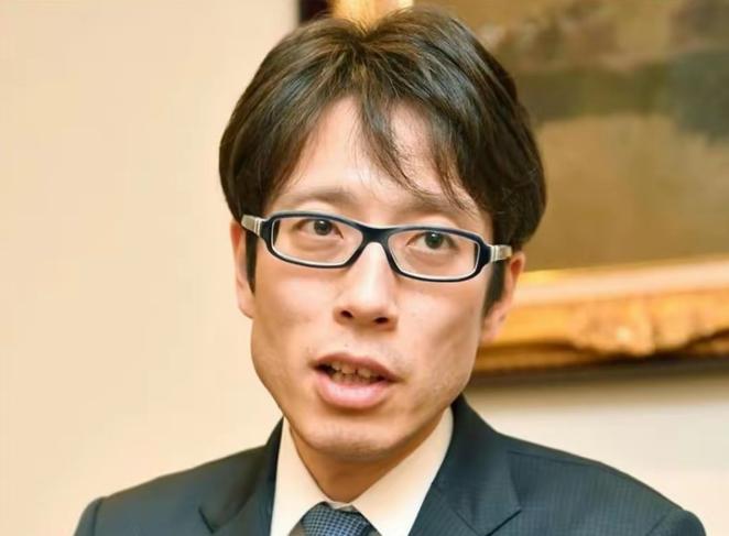 倒反天罡！日本明治天皇的玄孙，右翼保守主义代表人物竹田恒泰在12月13日晚发文叫