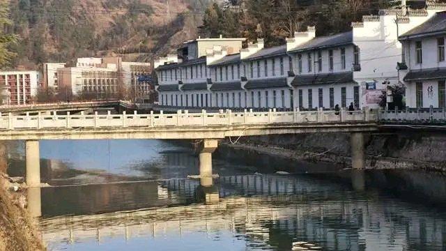 最近看到两起跳入冰河救人的事件，太让人感动了。12月23日清晨，陕西山阳县高坝镇