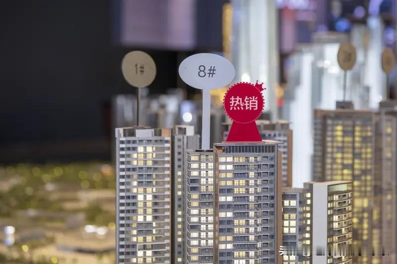 深圳楼市，新房市场和二手房市场，出现了两种不同的画风。

贝壳数据显示：今年前5