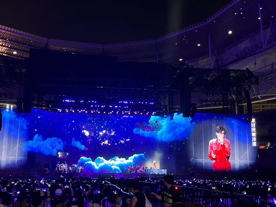 周传雄还为上海电台写过歌🌌一场演唱会，串联起一座城市的音乐记忆，周传雄电台创作
