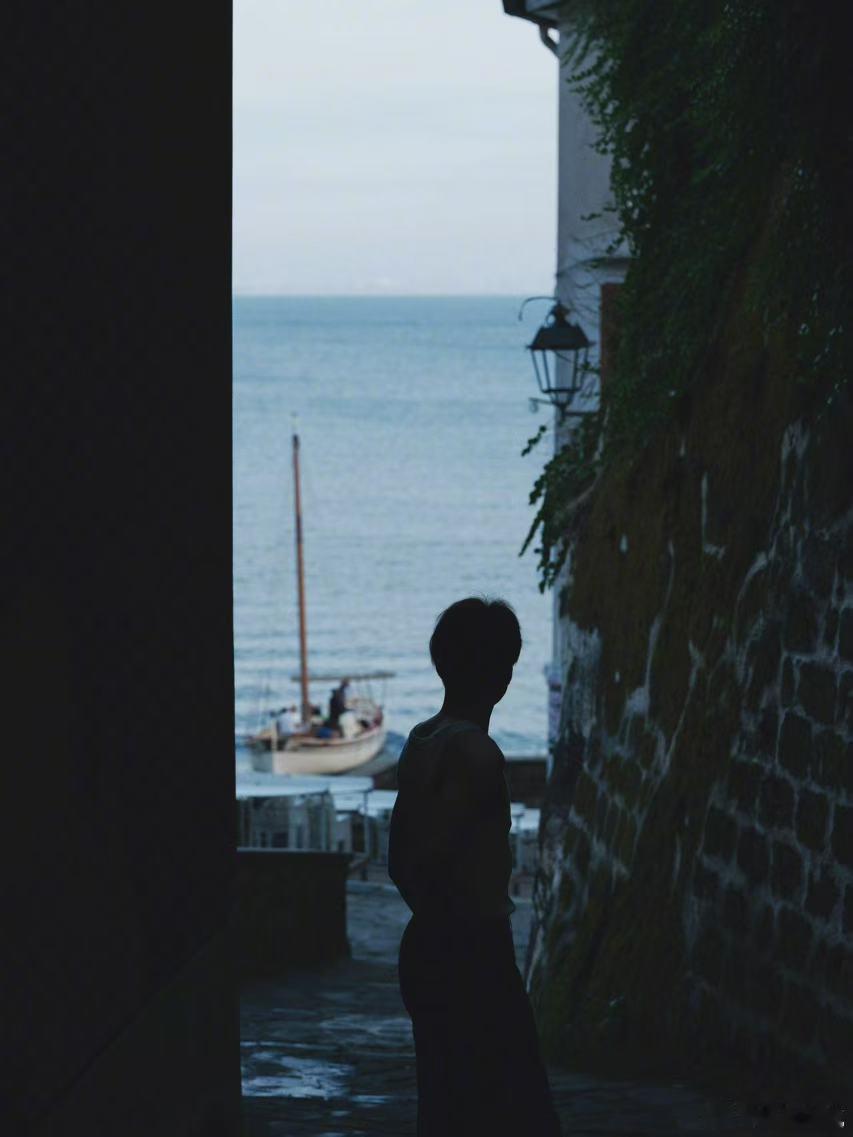 曾舜晞海边情绪大片 曾舜晞的海边情绪大片太惊艳了！那蓝色的海风背景和他若有所思的