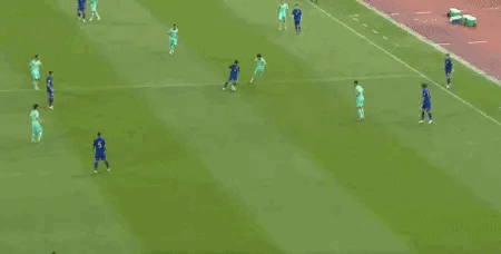 韦世豪pk武磊，完胜！[哈欠]一传一射，两个层次不一样，不一样。