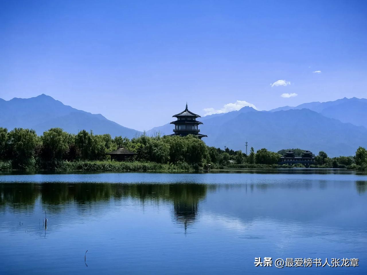 《西江月 · 阻风三峰下》

一一张孝祥（宋）

满载一船秋色，平铺十里湖光。波