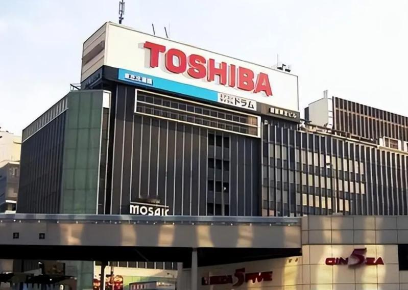 三星、东芝走了，把生产线搬去了越南。阿迪耐克也走了，将工厂搬到了越南，现在就连佳