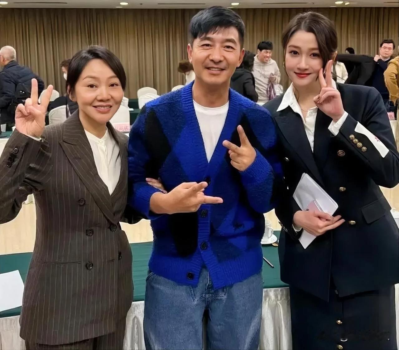 闫妮、郭晓东与关晓彤同框，宛如一幅和谐的画卷。
闫妮散发着成熟的韵味，
郭晓东尽