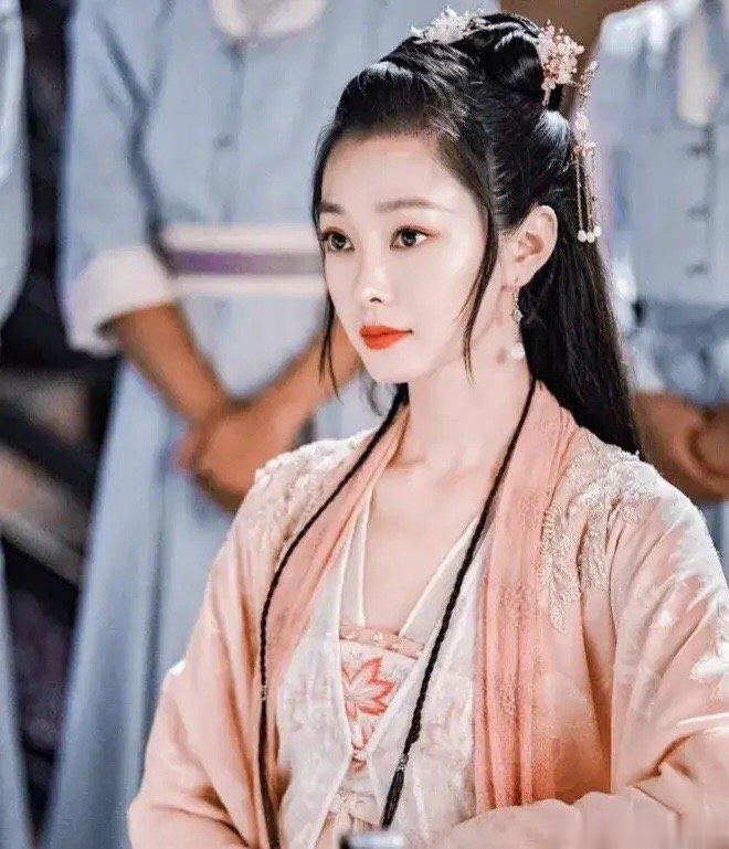 #柳玉茹 假死#天呐，原来柳玉茹是“假死”呀！《长风渡》中，宋轶饰演的柳玉茹一角