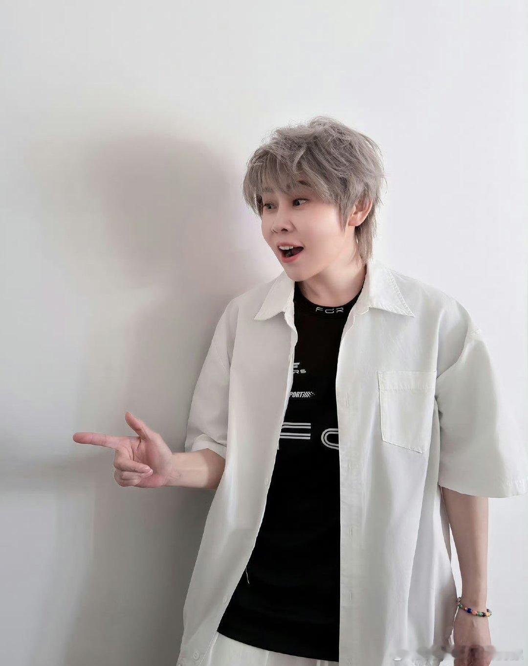 尚雯婕李佳琦王濛三冠王伦敦合伙人看片会直播伦敦合伙人 当音乐冠军、带货顶流、速滑