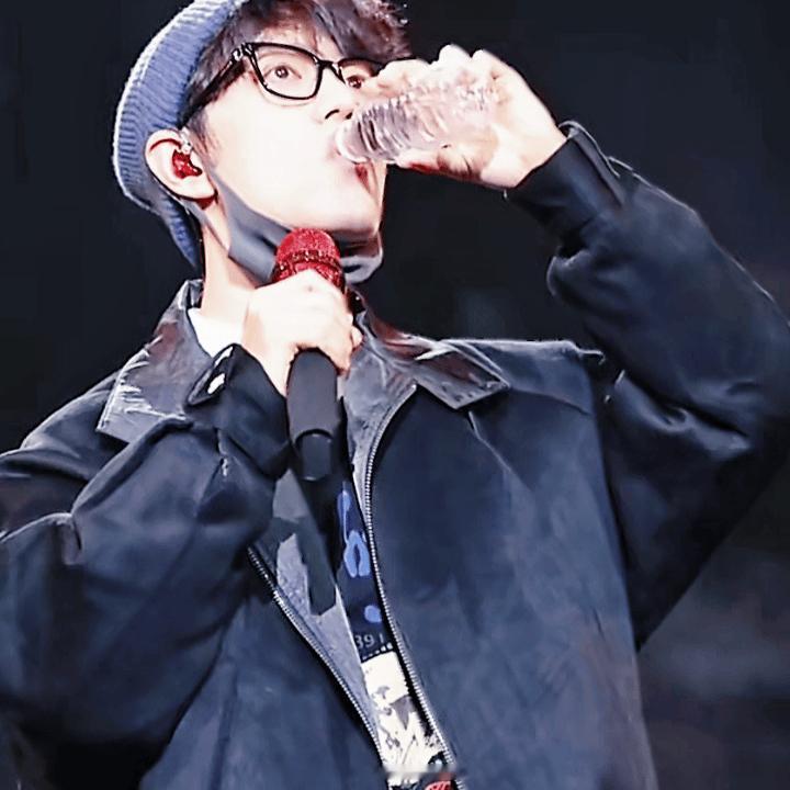 肖战定制的话筒在肖战跨年舞台彩排现场，捕捉到一只喝水的河豚宝宝🐡 