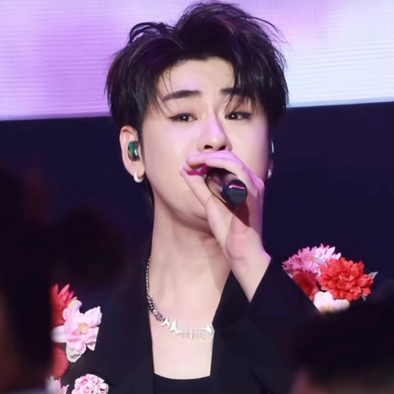 才注意到这次眼线画得真漂亮👀眨巴眨巴真的很勾人（图截自）