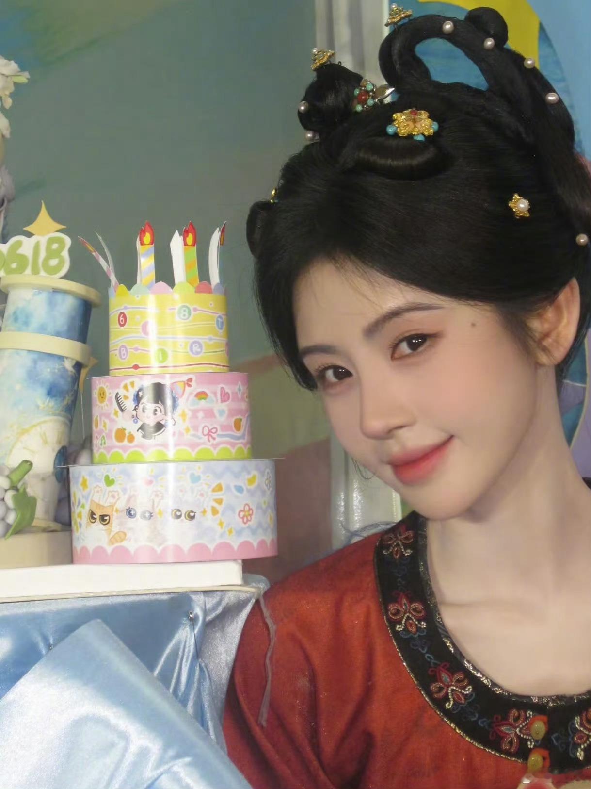 片场闪光灯层层闪烁，却全都比不上闪闪发光的小橘子。剧组生日氛围感满满，镜头下明艳