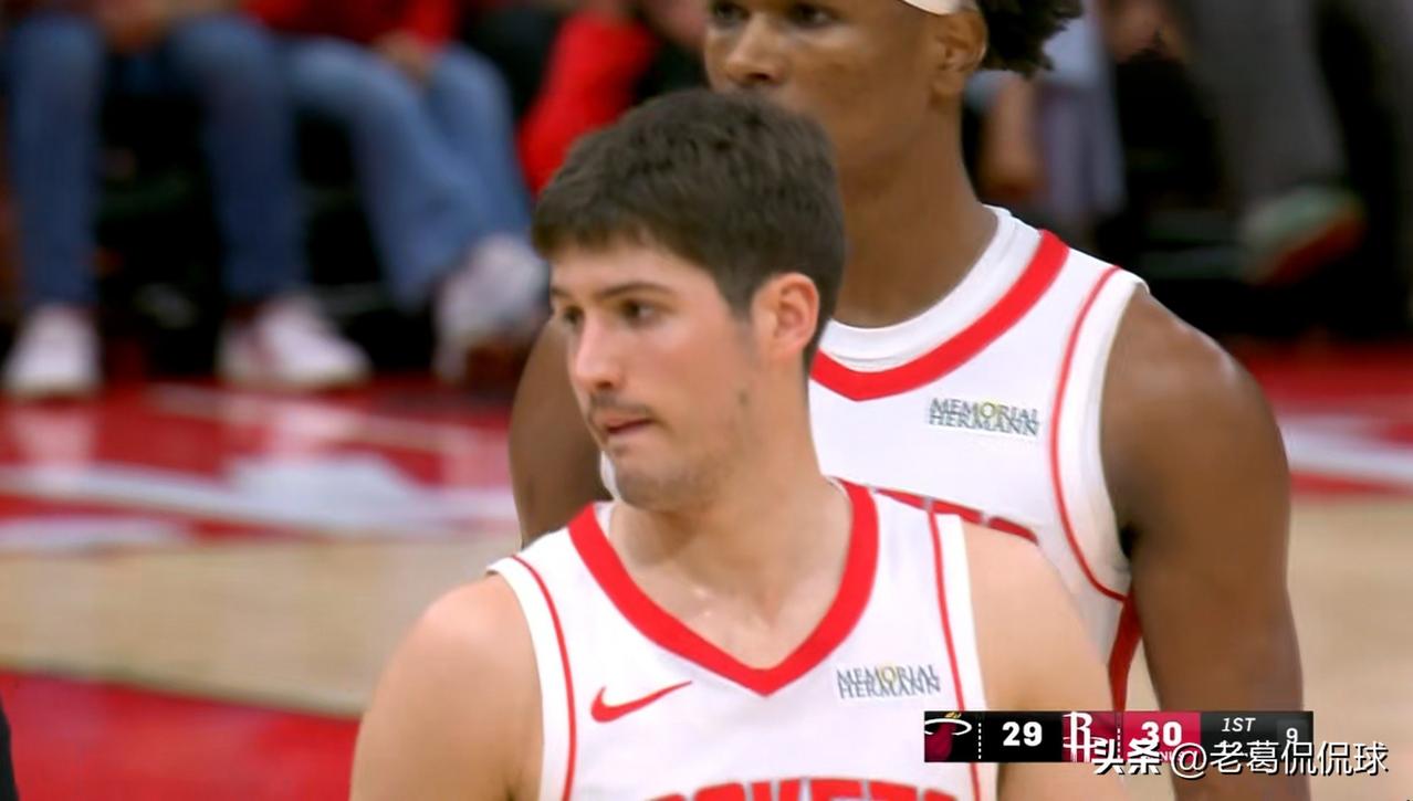 火箭新星谢波德真是星光熠熠！在今天火箭主场迎战热火的比赛中，目前双方半场战罢，火