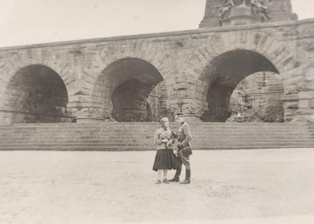 东德警察的蜜月旅行（1）
劳奇莫尔夫妻旅行到基夫豪瑟，在城堡里的德皇威廉一世纪念