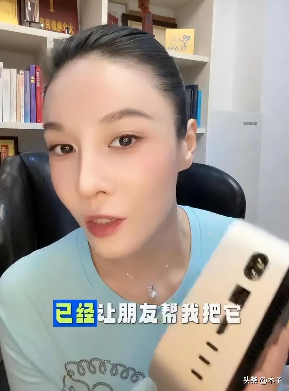 真的被张蓝心这波操作惊到了。
别的女明星扎堆拼红毯高定、炒绯闻热搜的时候，她不声