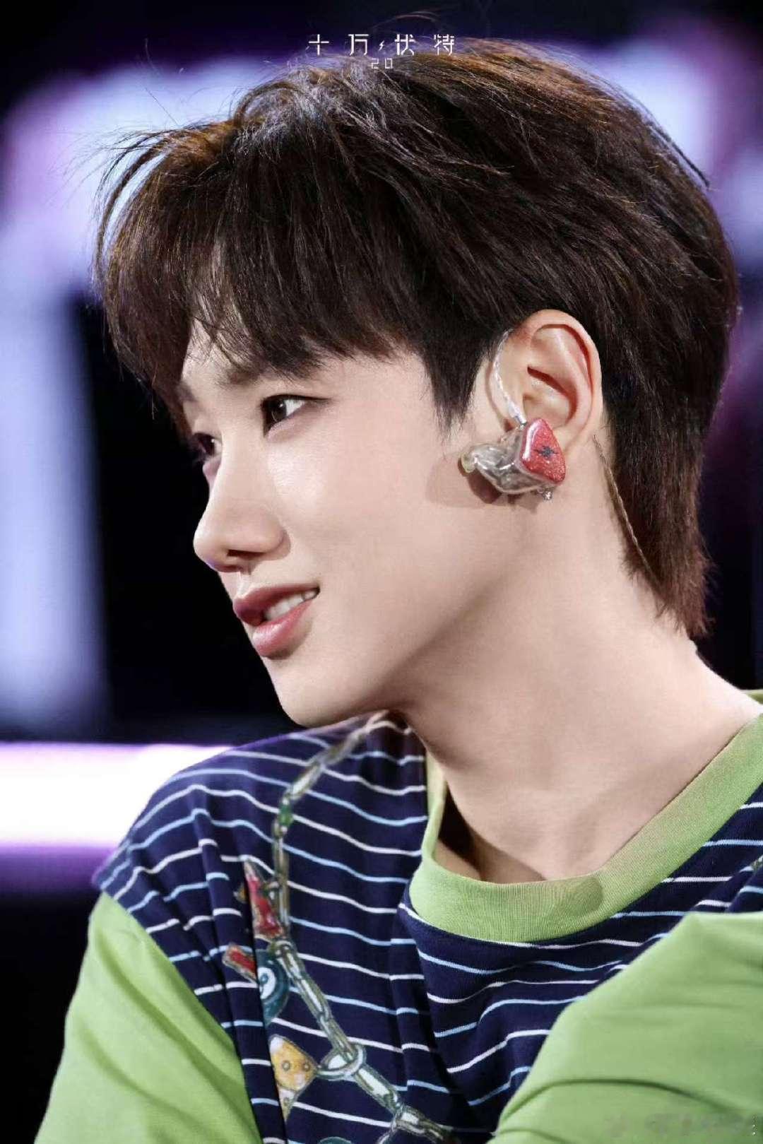 汪苏泷厦门演唱会带妆彩排路透来啦！红闪电耳返超吸睛，条纹叠穿搭配亮片话筒，舞台氛