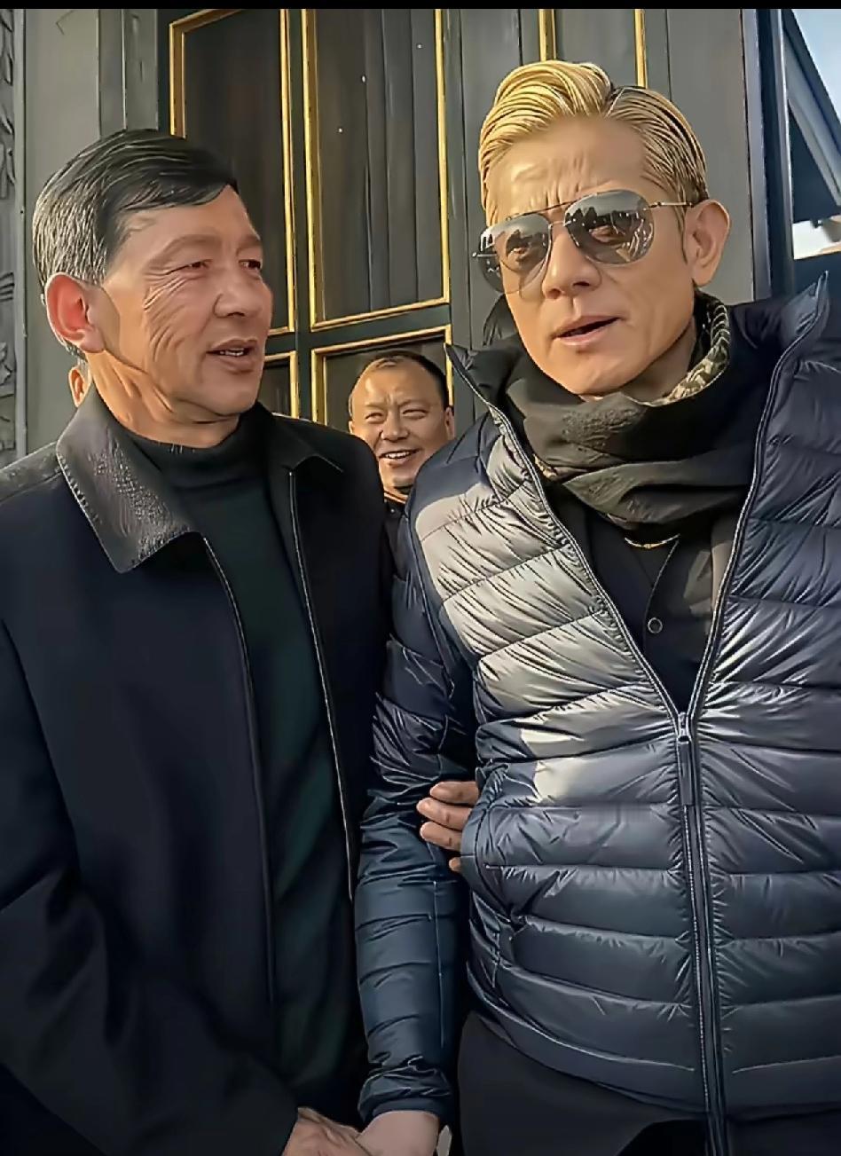 60岁郭富城与58岁岳父方国梁同框似两代人。方国梁20岁早婚生女，如今58岁显老