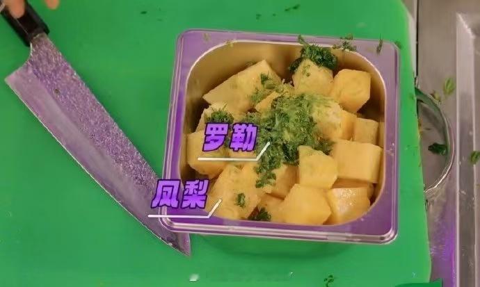震惊新疆手抓饭份量天才厨人 你们觉得西北美食偏爱大份量出品，是不是当地饮食文化长
