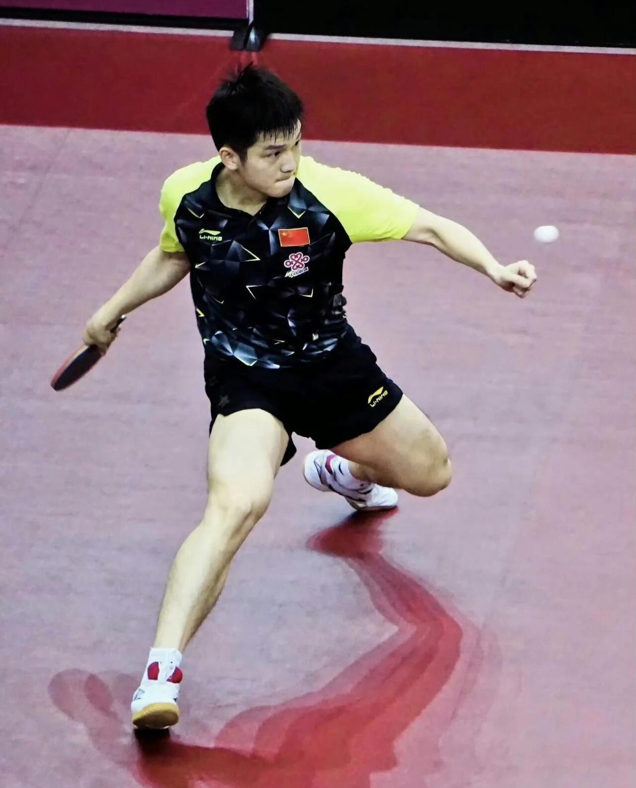 樊振东的大腿肌肉 下盘好稳 