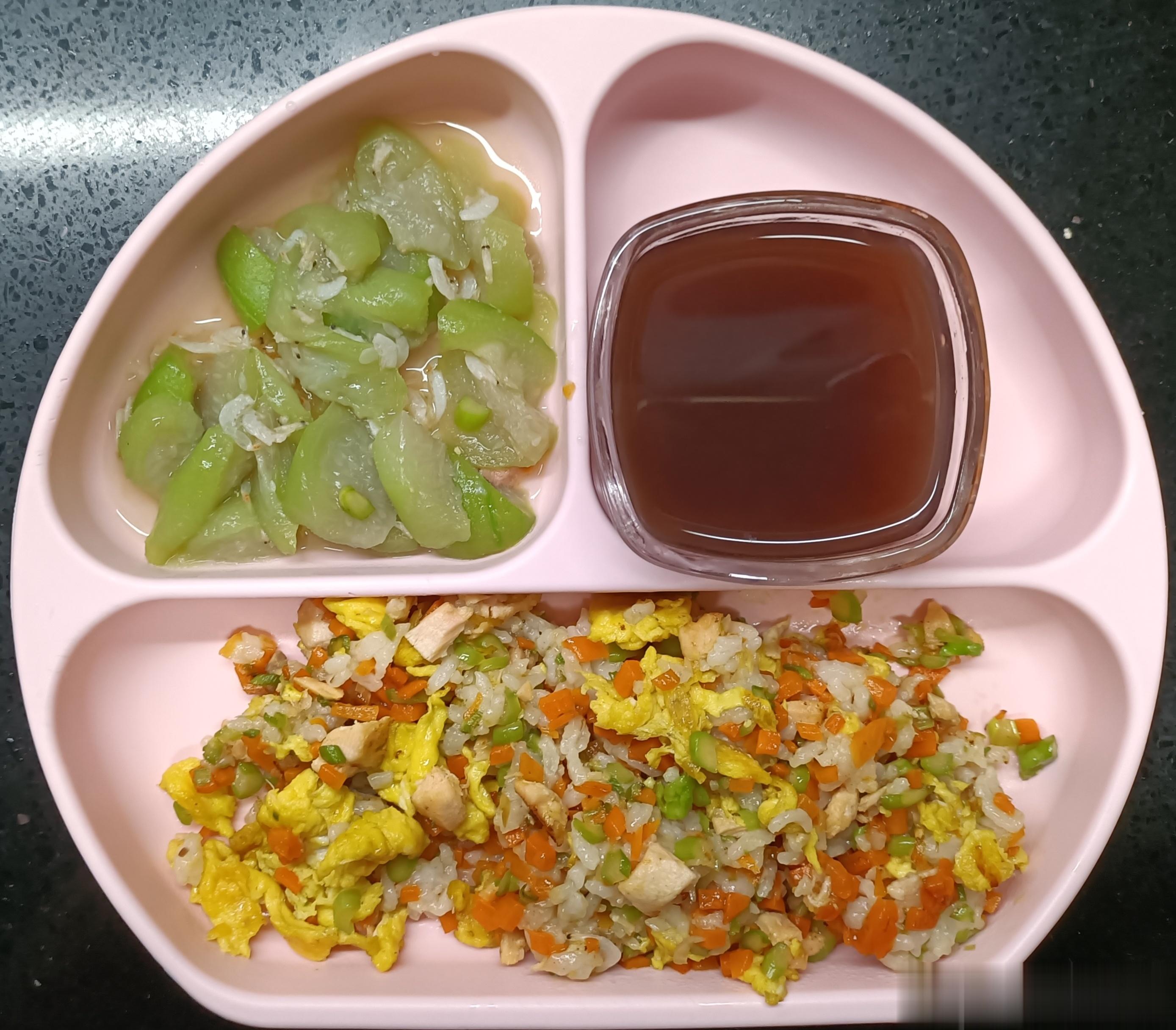 9月份四代人的午餐——孙女：胡萝卜芦笋三文鱼蛋炒饭，丝瓜虾皮，红豆紫米粥；儿子：