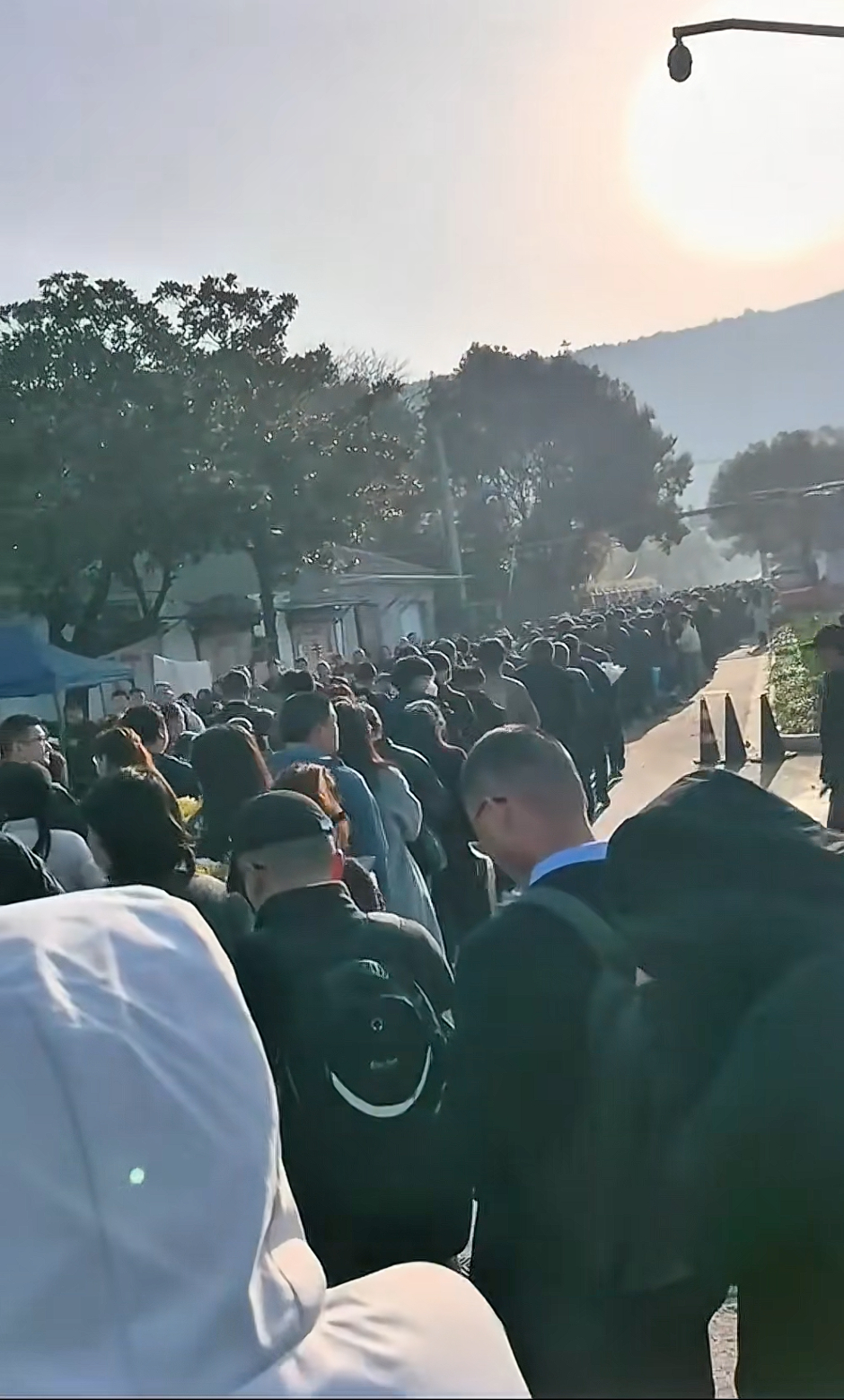 在苏州给张雪峰送行的人排起了长队 