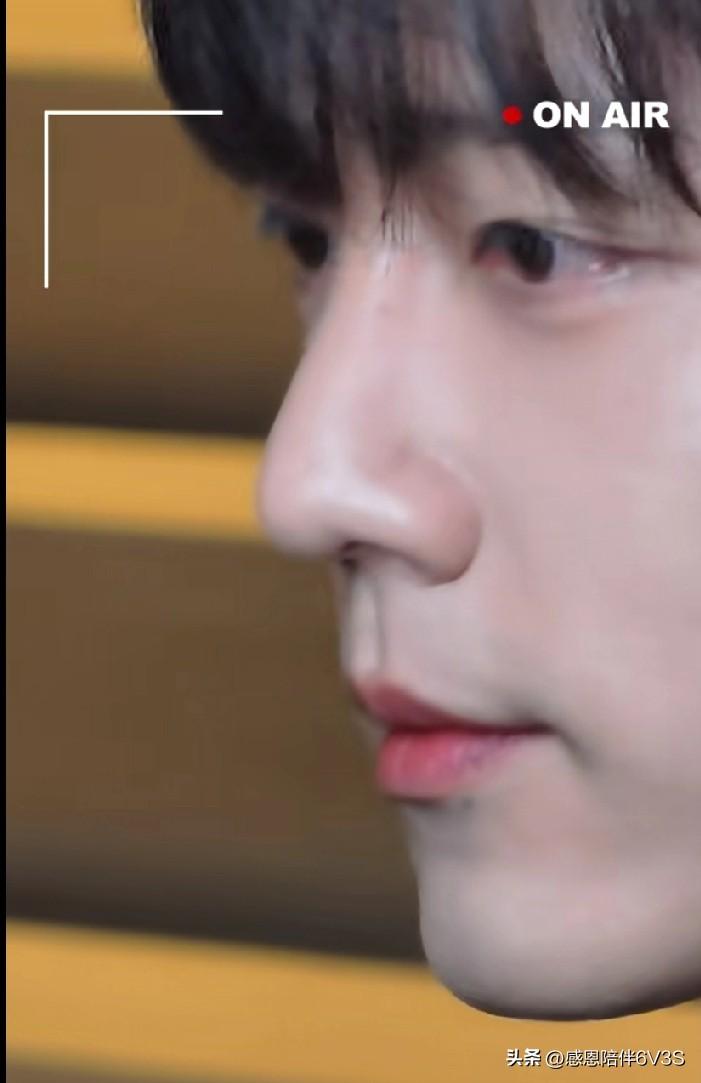 我天，刚刷到肖战那个怼脸视频，皮肤好到离谱！镜头都快贴上去了，愣是连个毛孔都找不