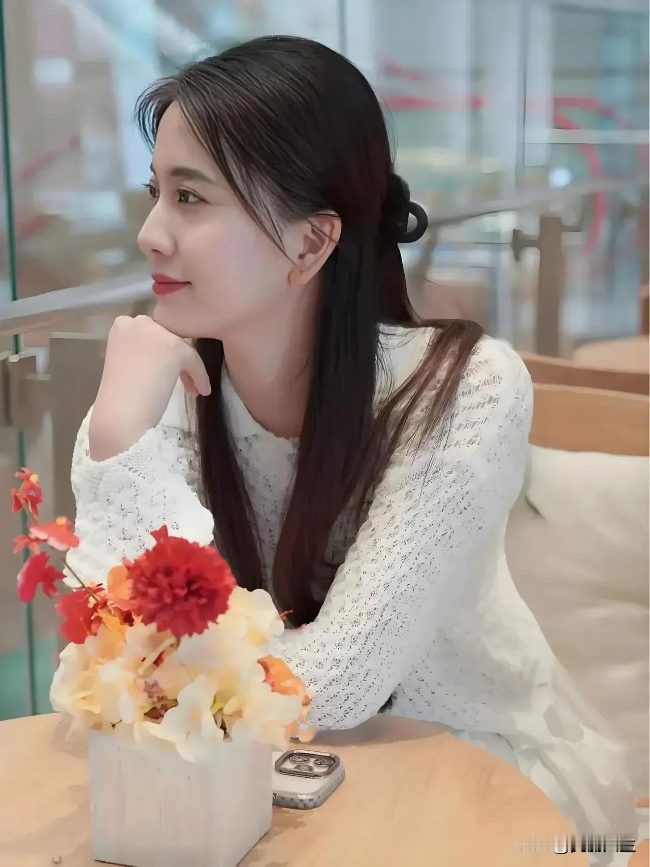 彼岸花，也称曼珠沙华，花开的时候没有叶子，叶子生长时，没有花，花语是无望的爱。