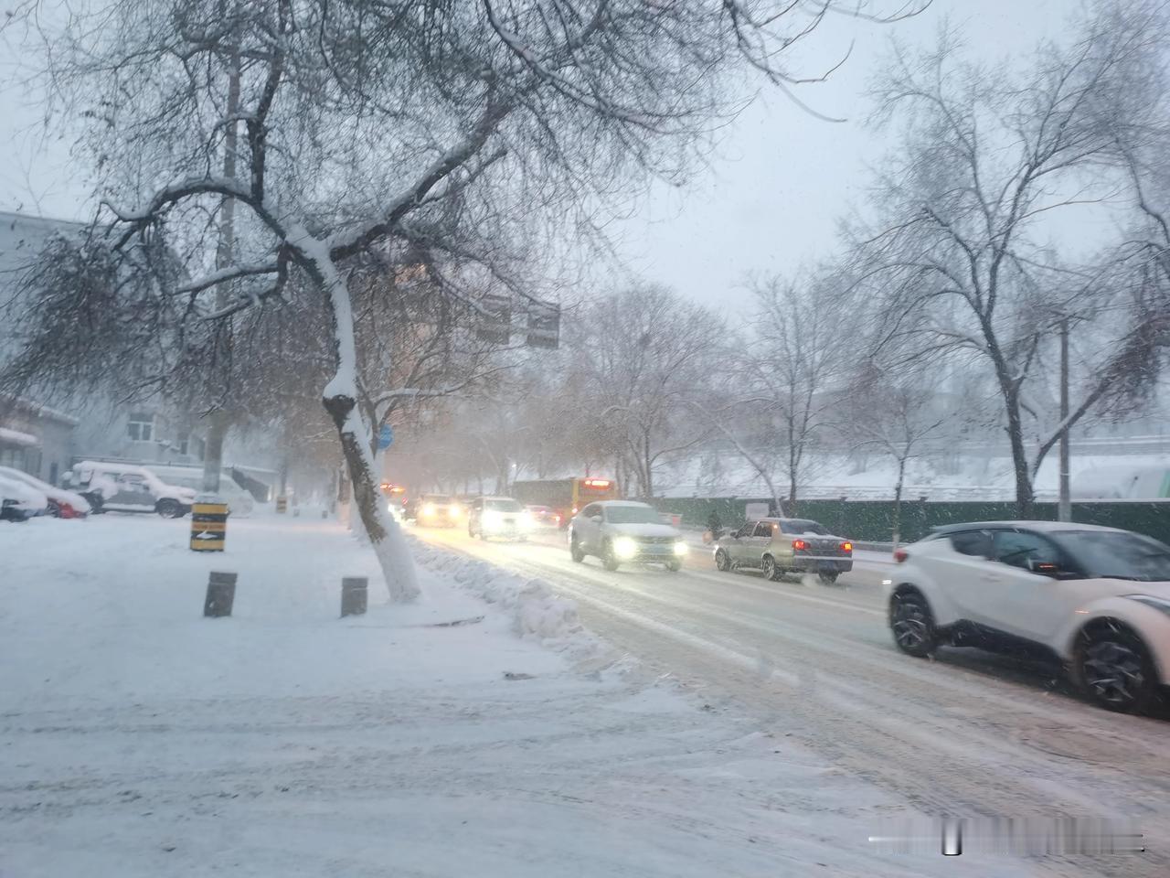 昨天到今天这场雪，降雪量挺大的，因为持续时间长，对清雪有影响，如果明天雪会停的话