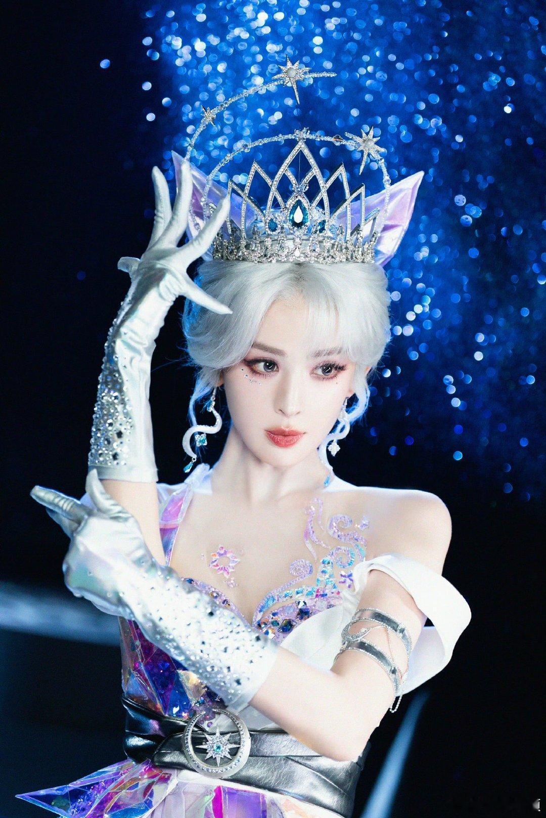 娜扎COS璀璨九尾狐狸 娜扎九尾狐塑 兼具贵气与灵媚的狐系造型，水晶裙身blin