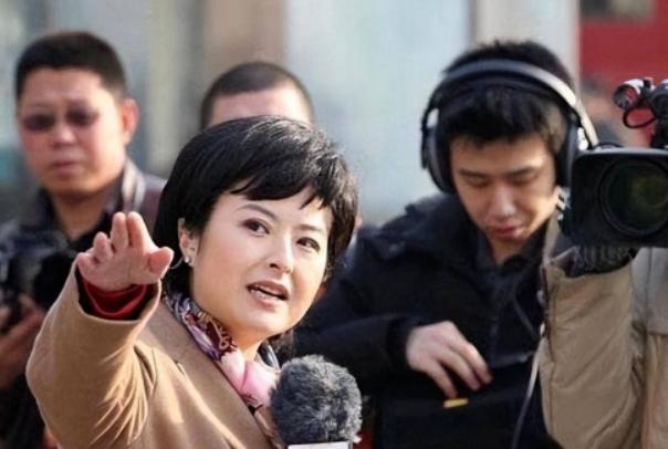 2002年，张泉灵在阿富汗10几天没洗澡，浑身酸臭难受。她突然朝1位阿富汗男人大