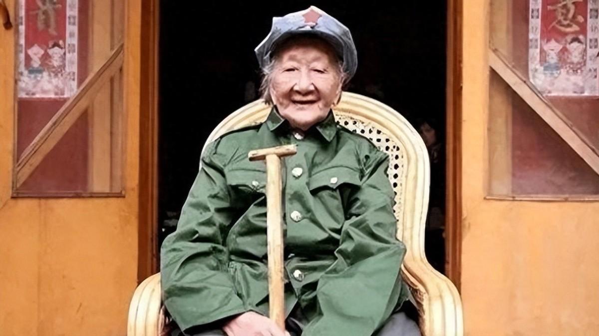 1937年一个红军女团长被俘后 竟然被逼着给敌人当妾，两年多后她逃出来了，但那个