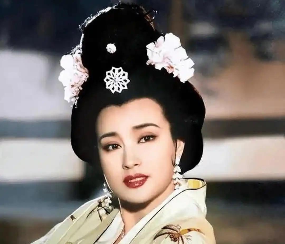 最近，“剧组夫妻”的话题热度持续高涨。早在风气相对保守的八十年代，刘晓庆就在个人