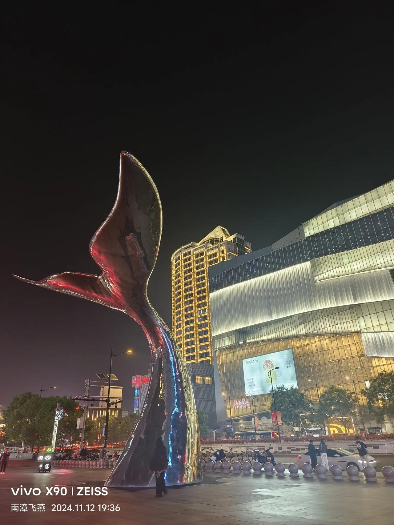 上海哪里的风景好看夜景不错，这是五角场万达广场外面的造型，夜晚看上去好看