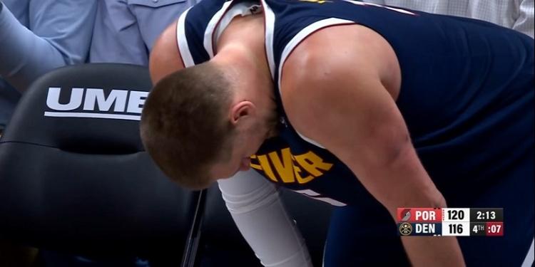 掘金超级巨星约基奇真的是太累了！在今天掘金主场迎战开拓者的比赛中，当时第四节比赛