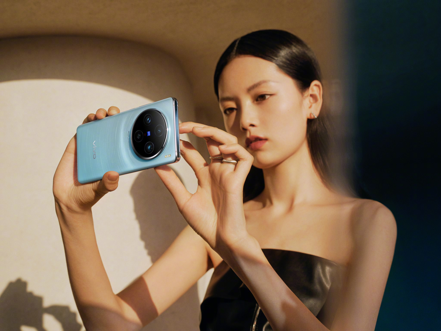 这就是vivo X100 Pro，“日月星辰”设计的大圆环终于居中，影像大提升，