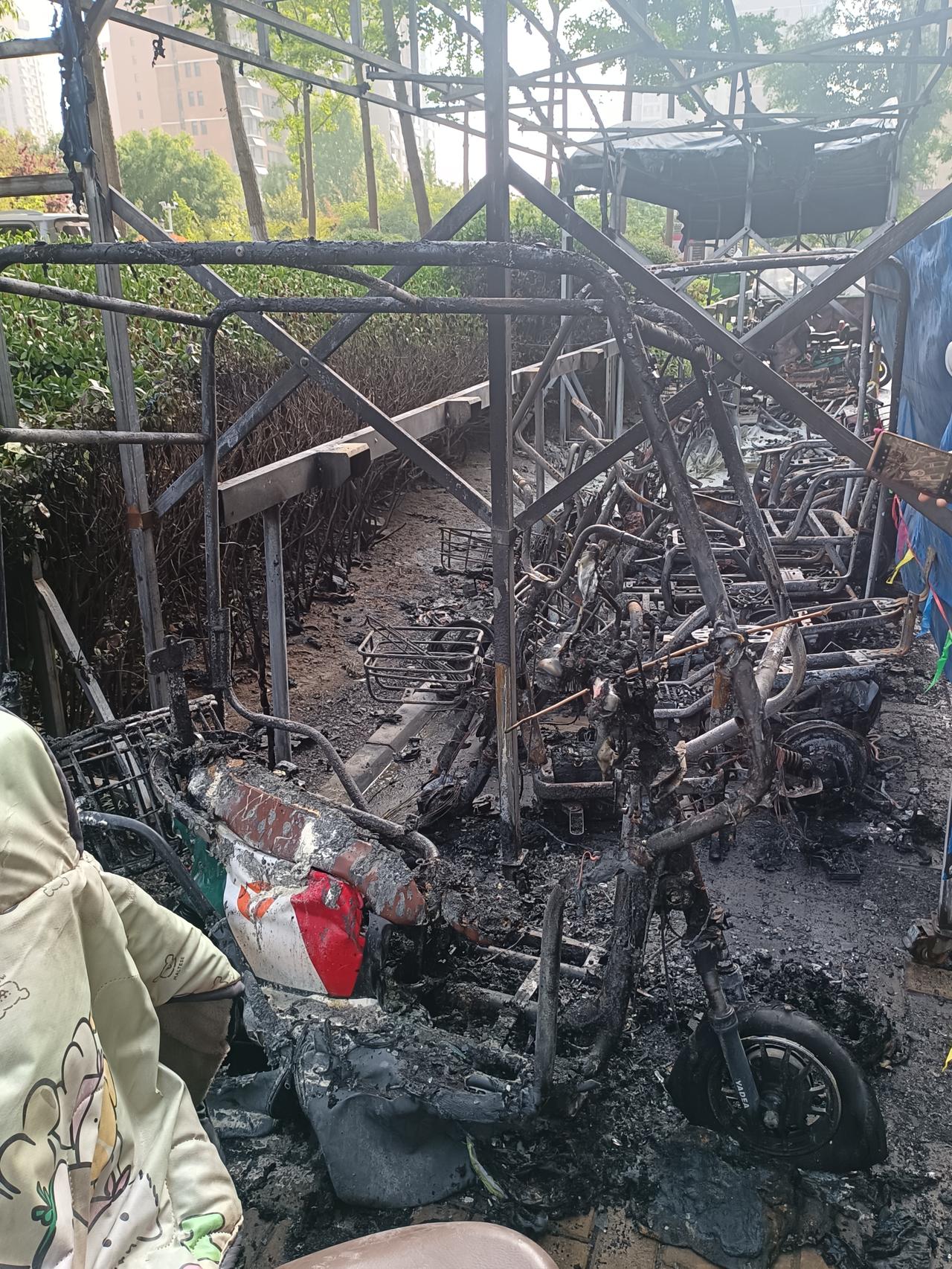 车棚着火了，好多电车烧成骨架

今早，群里就炸开了锅，我们前面楼的下面车棚昨天着