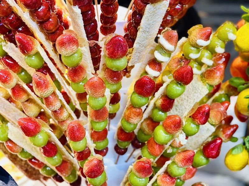 B32 - 1盛源甘栗的糖葫芦烧酸奶真的是货真价实，深受青少年喜爱。就像光芒甘栗