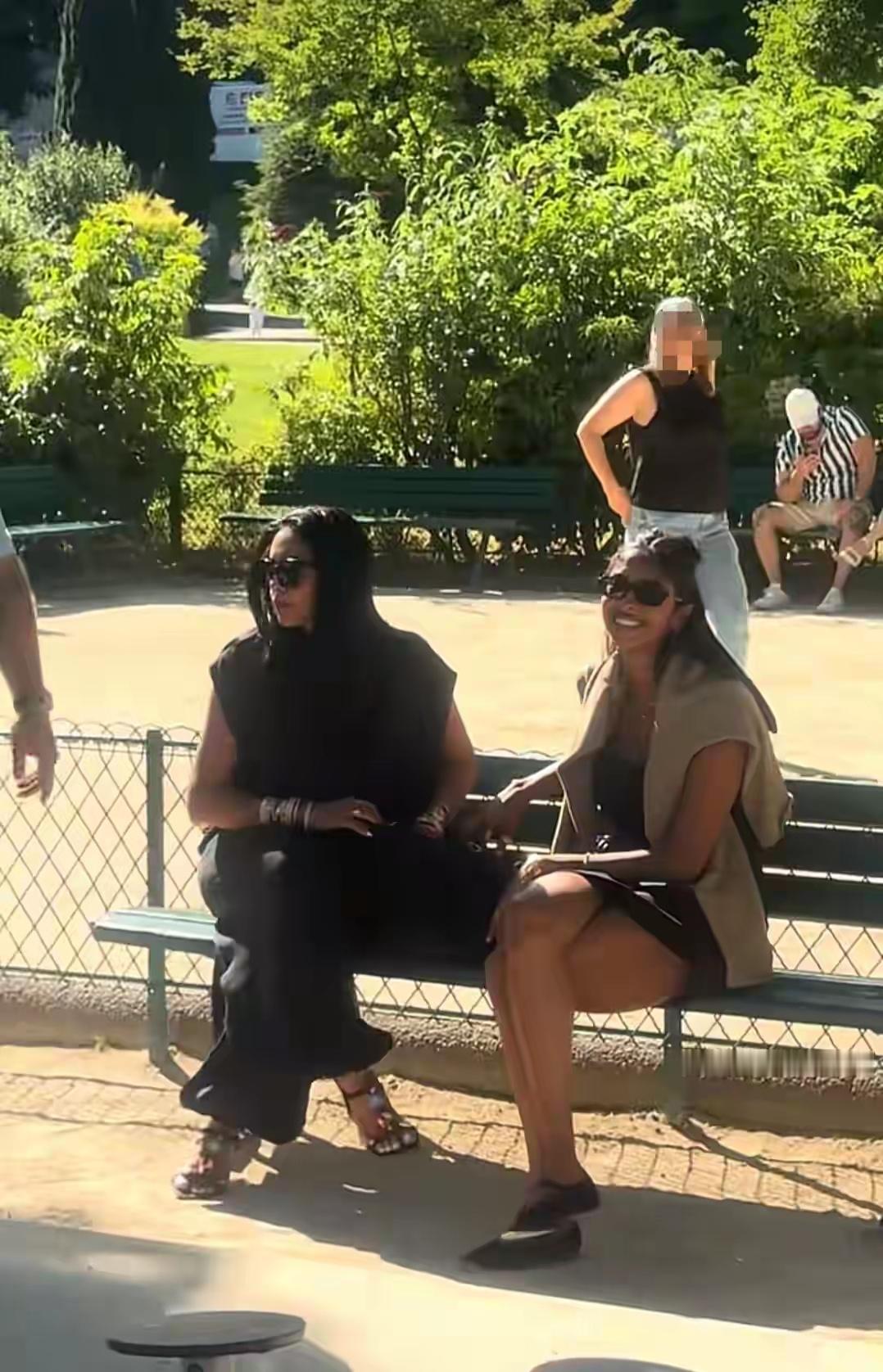网友在法国偶遇到科比遗孀瓦妮莎，以及他们的女儿们。据网友讲述，瓦妮莎一家是来法国