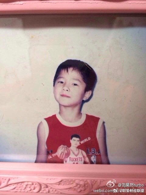 刘昊然小时候完全是奶奶的梦中情孙 童年照真真萌神驾到，360度无死角的可爱！是会