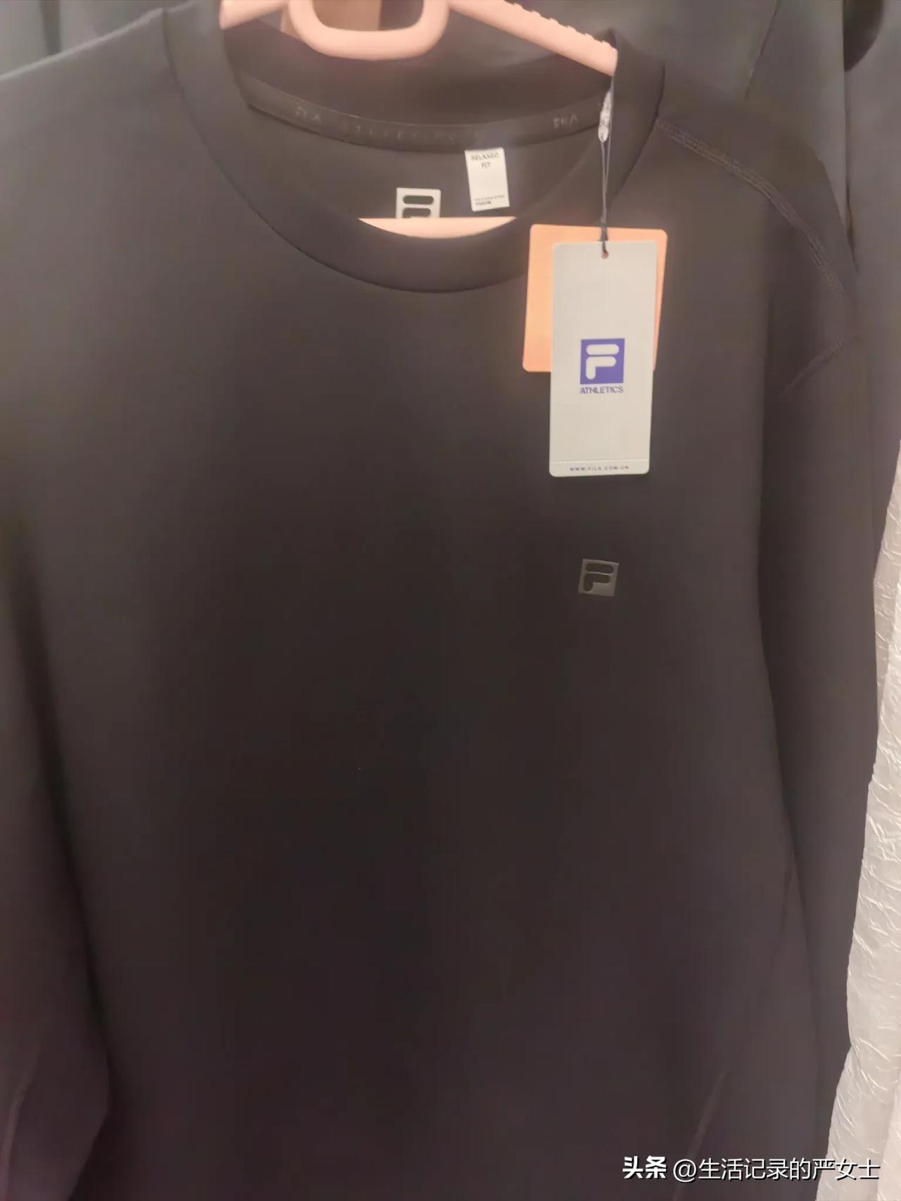 今天又大出血了！上午和妹妹一起逛商场，给老公买了一套衣服又花掉1126元。

上